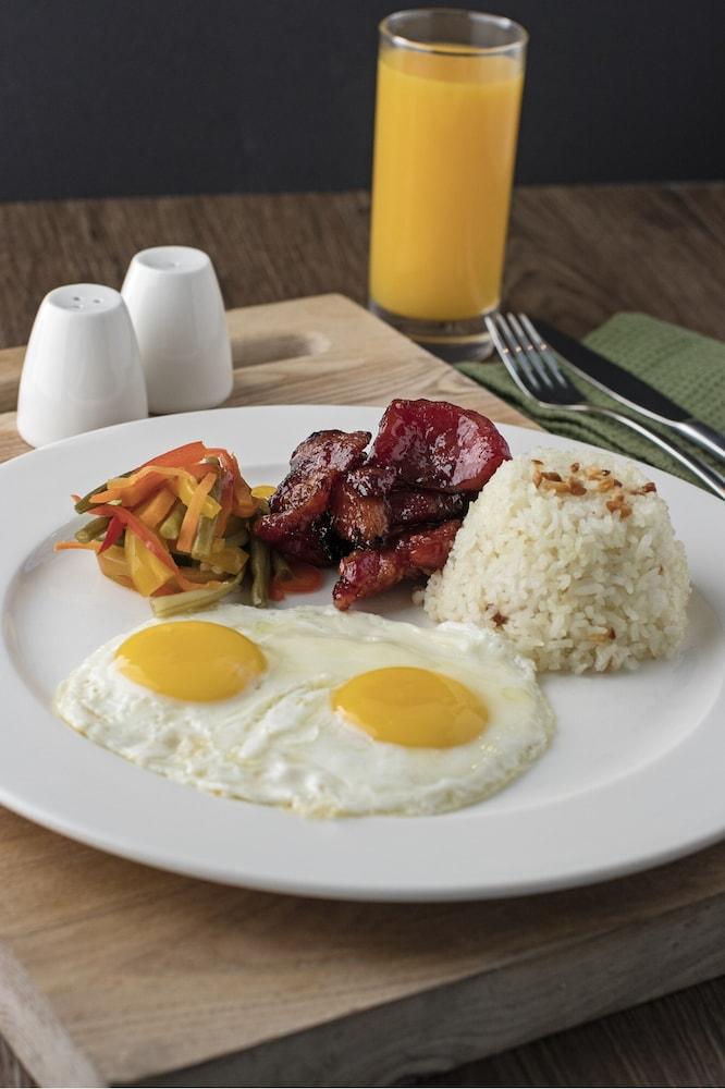 Seda Vertis North Quezón by Eksteriør bilde Filipino breakfast with longganisa, garlic rice, eggs, and pinakbet