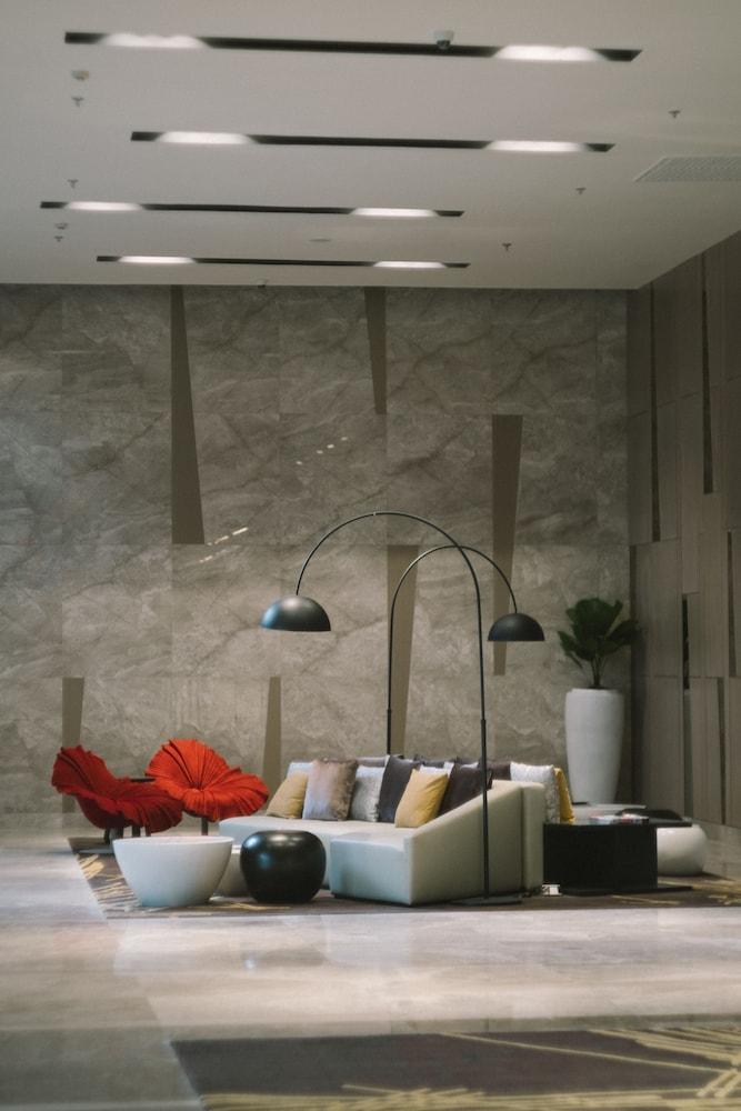 Seda Vertis North Quezón by Eksteriør bilde A three-armed floor lamp