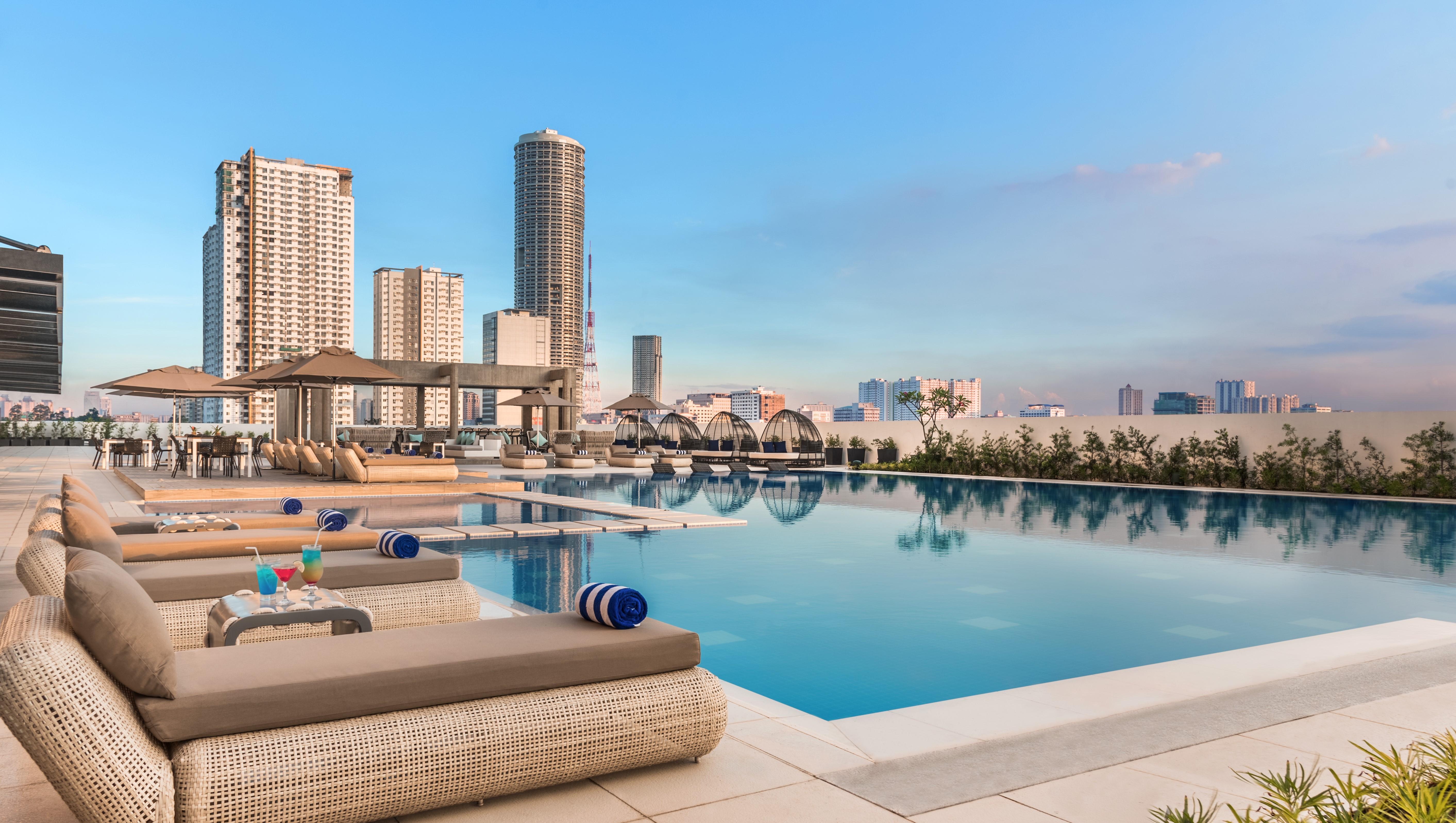 Seda Vertis North Quezón by Eksteriør bilde The Infinity Pool at the 10th floor of the hotel