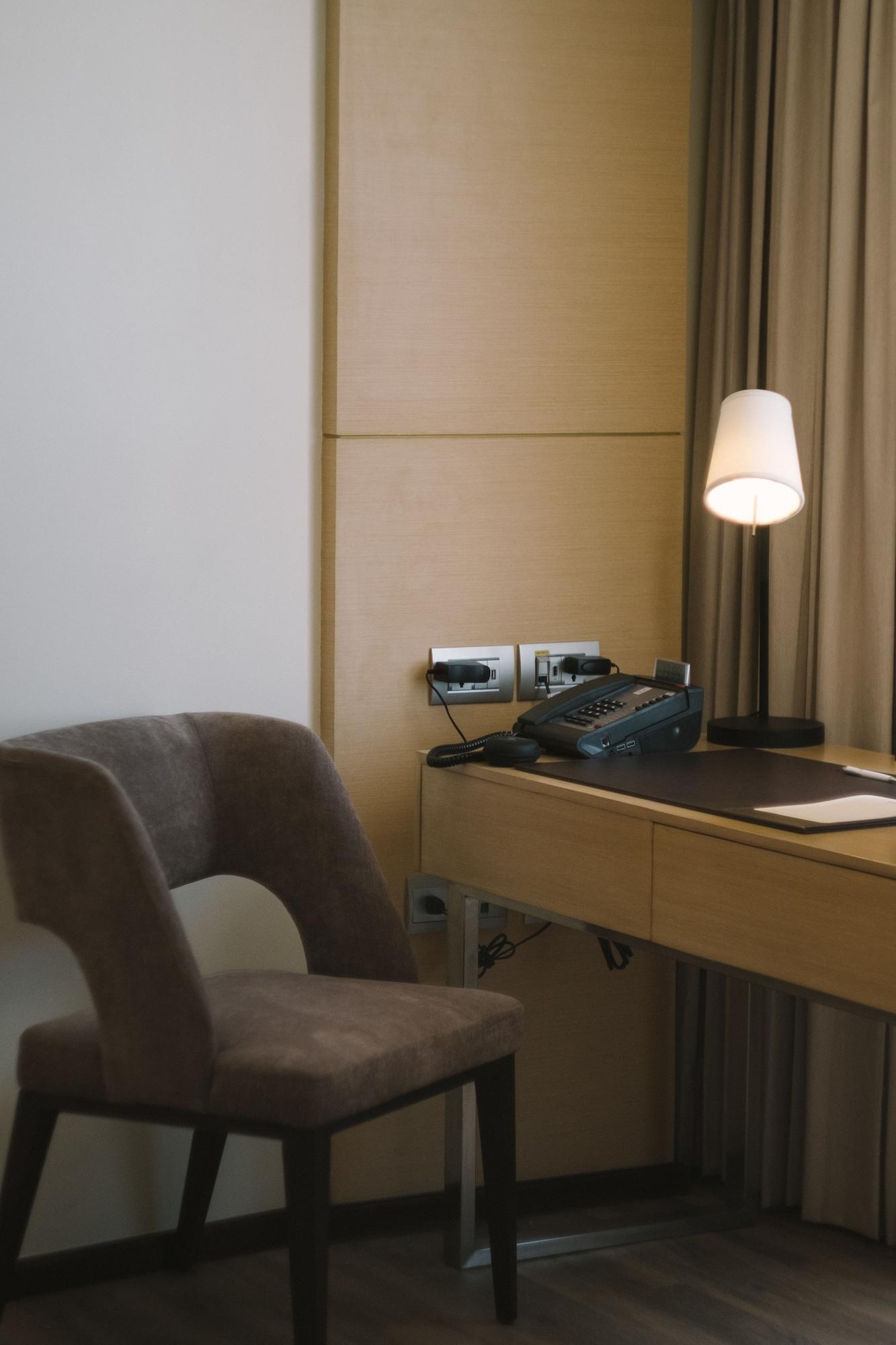 Seda Vertis North Quezón by Eksteriør bilde A hotel room telephone