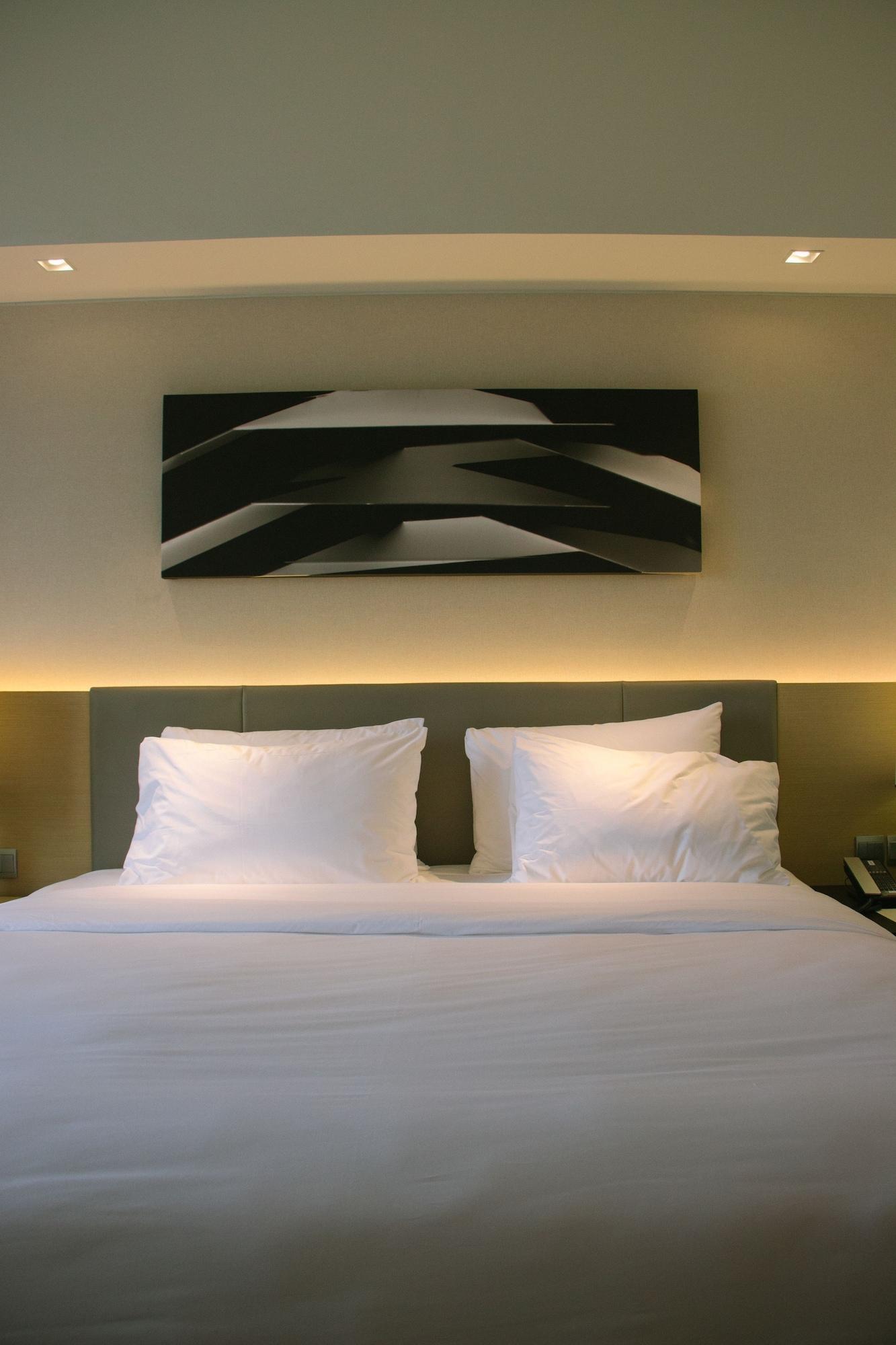 Seda Vertis North Quezón by Eksteriør bilde A bed with two pillows