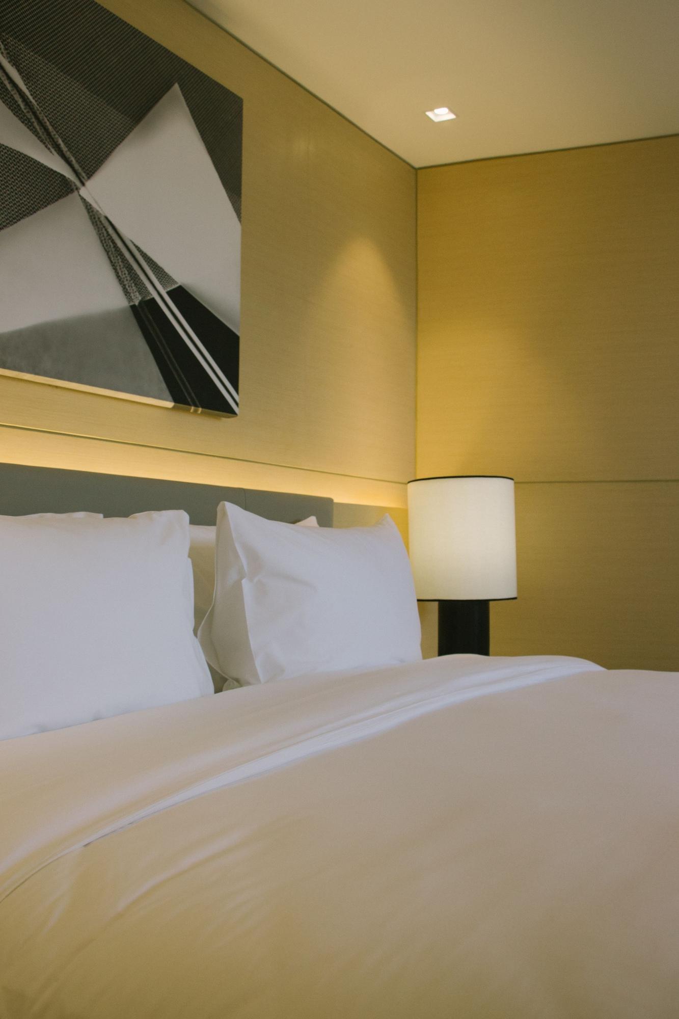 Seda Vertis North Quezón by Eksteriør bilde A bed with two pillows