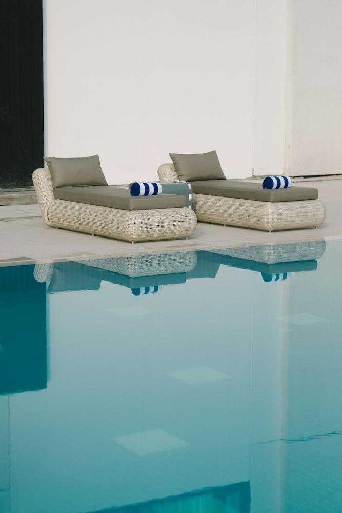 Seda Vertis North Quezón by Eksteriør bilde Pool furniture