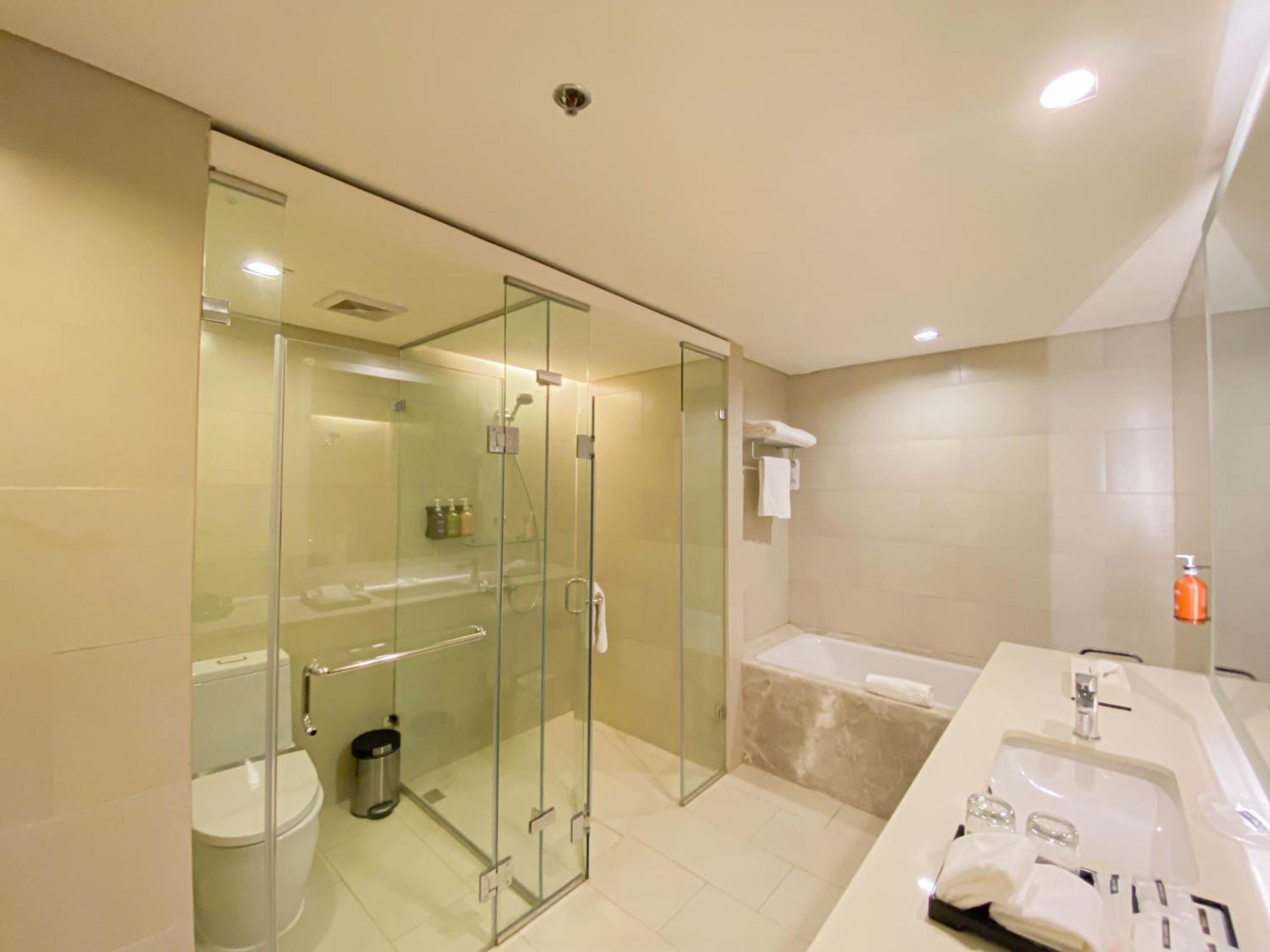 Seda Vertis North Quezón by Eksteriør bilde A bathroom in a hotel