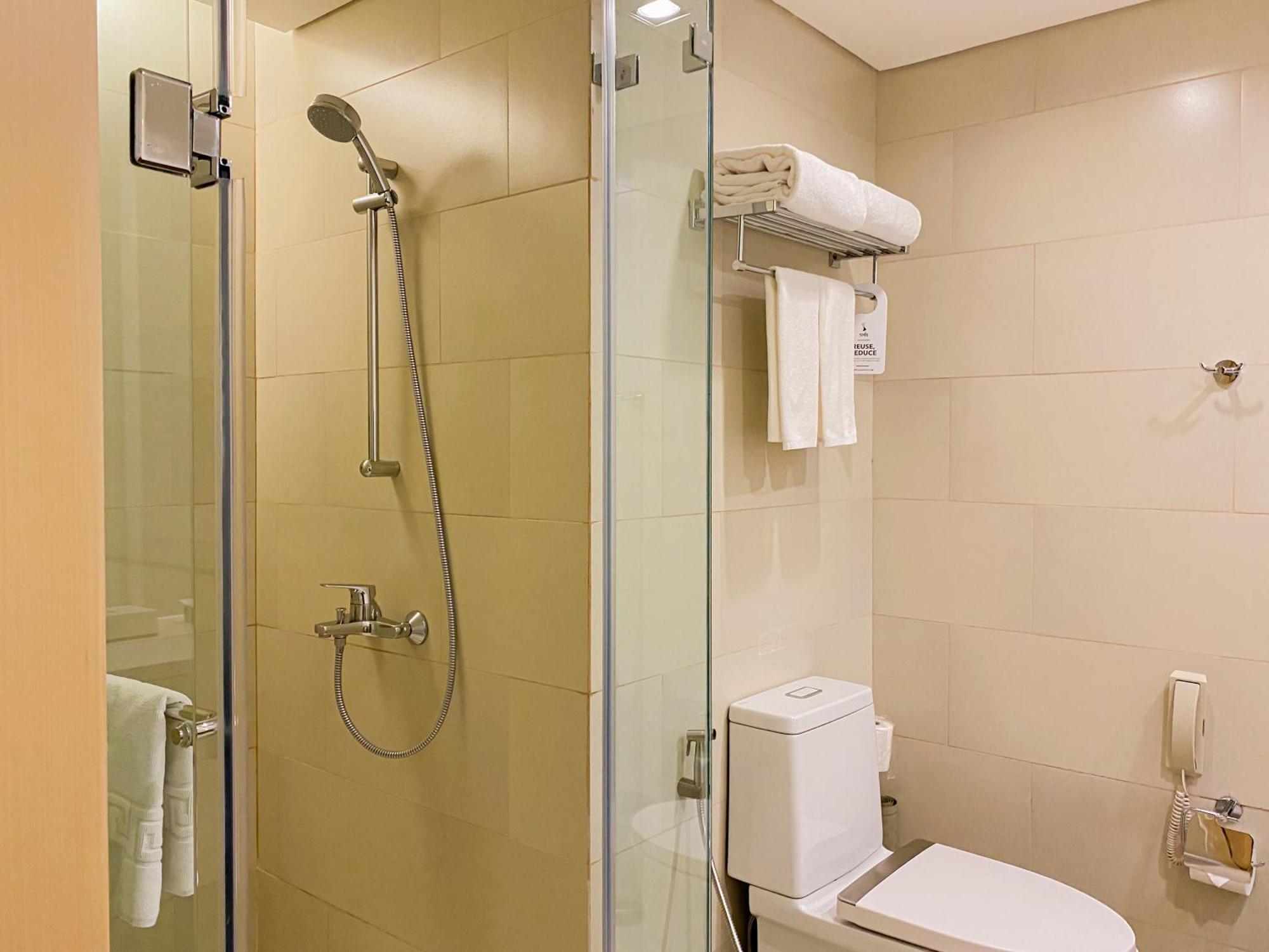 Seda Vertis North Quezón by Eksteriør bilde A shower cubicle with a sliding door