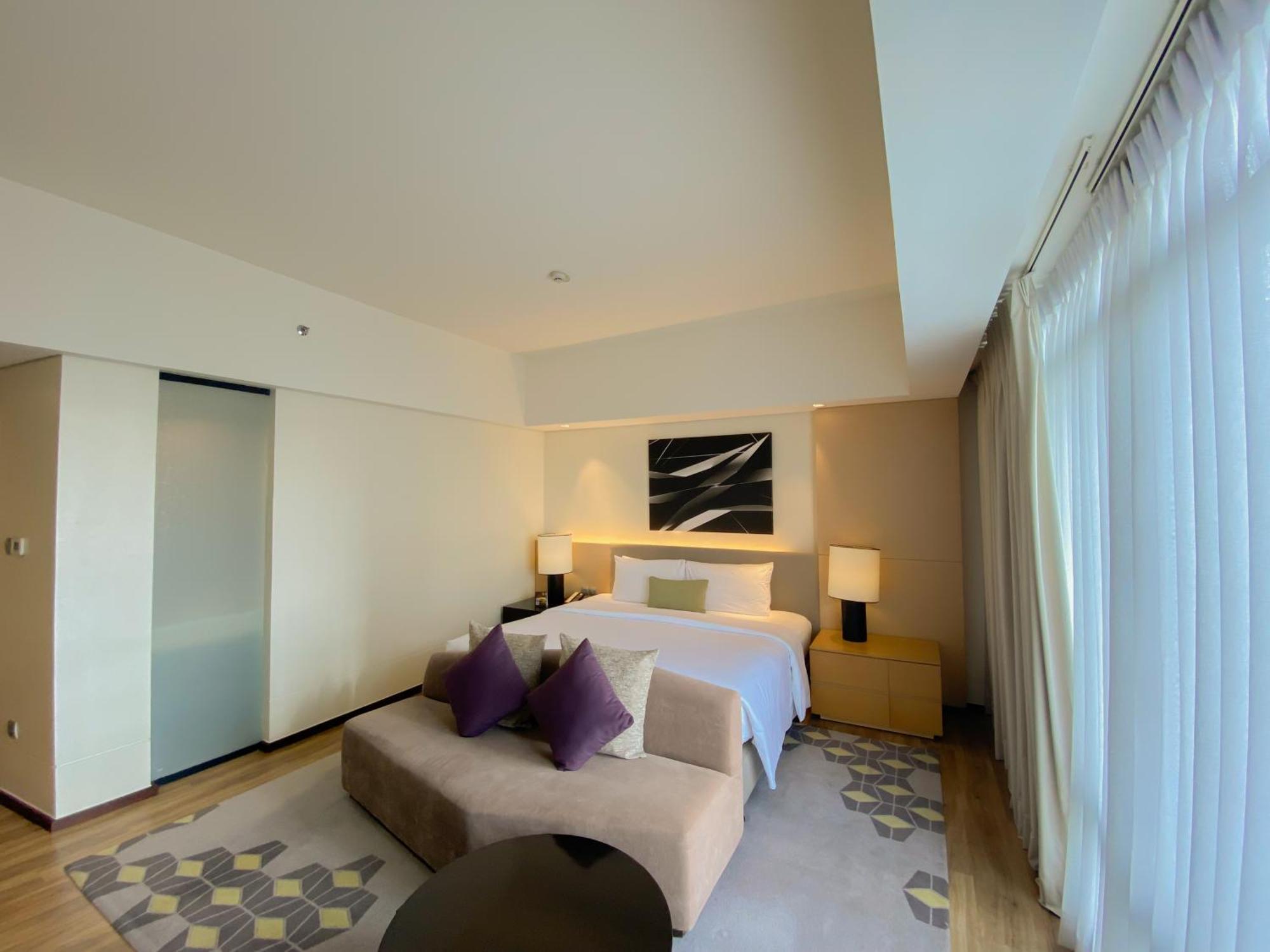 Seda Vertis North Quezón by Eksteriør bilde Deluxe Suite bedroom