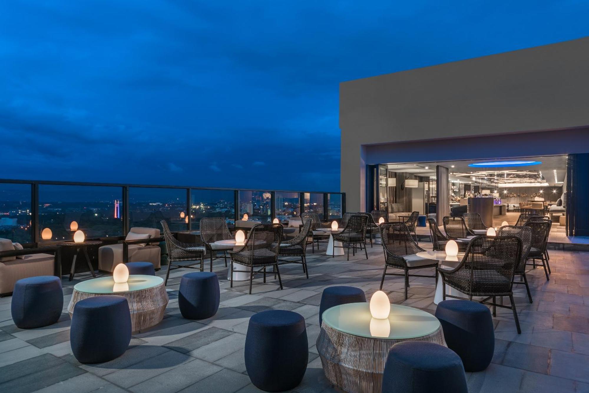 Seda Vertis North Quezón by Eksteriør bilde The rooftop bar